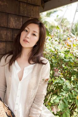 灌吐美女